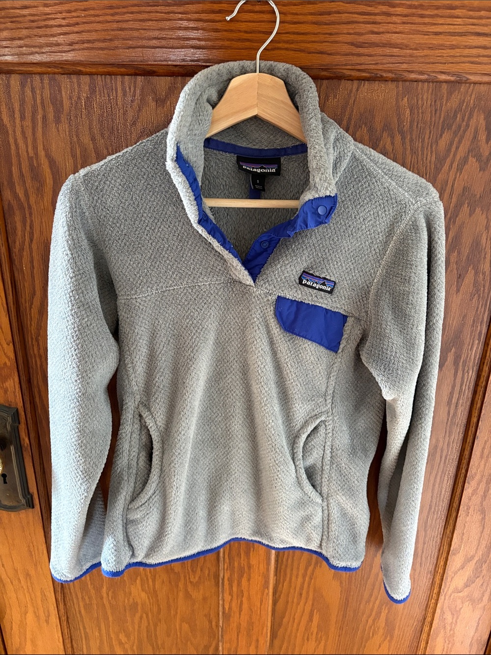 Patagonia Light Gray Fleece Pullover with Blue Accents size small VGUC